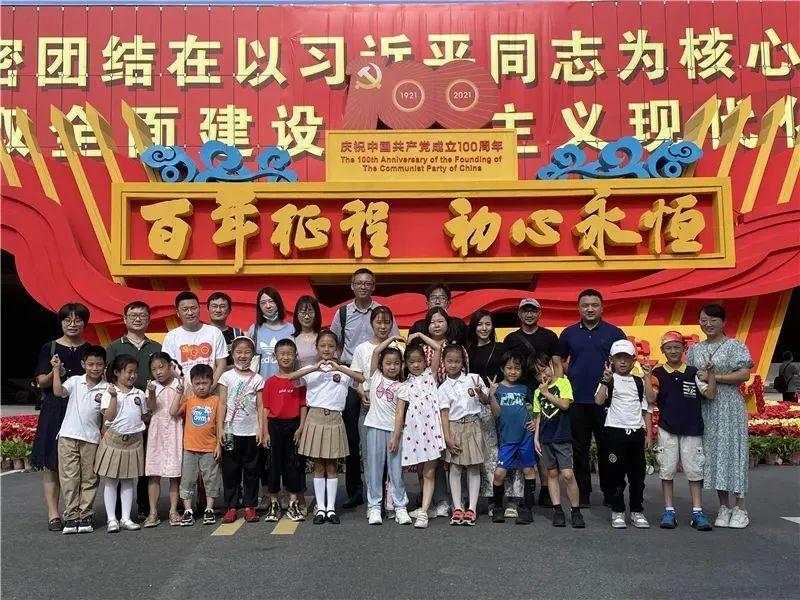 救援矮小的女孩